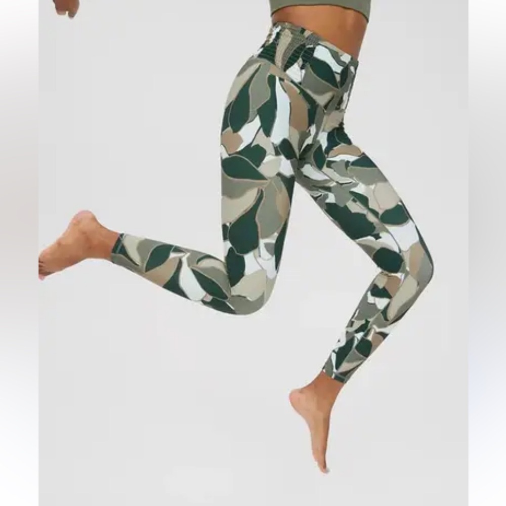 Offline by Aerie Real Me Smocked 7/8 High Waisted Leggings-
Size xs